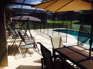 Een buitenzwembad, een verwarmd zwembad