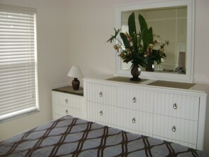 5 bedrooms, iron/ironing board, WiFi, bed sheets