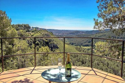 Majestic Villa and Views - 30km to Barcelona