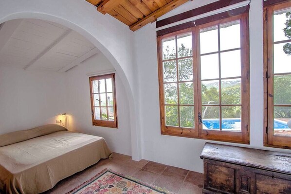 7 bedrooms, iron/ironing board, free WiFi