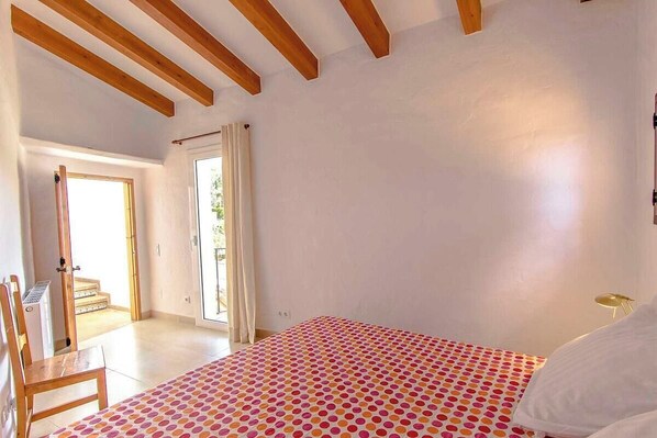 7 bedrooms, iron/ironing board, free WiFi