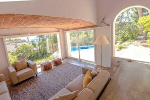 Télévision, cheminée, table de tennis de table