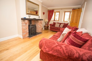 Smart TV, fireplace, DVD player, books - Two bedroomed cottage in a landscaped courtyard  in the heart of  Ireland's Ancient East region. (Navan)