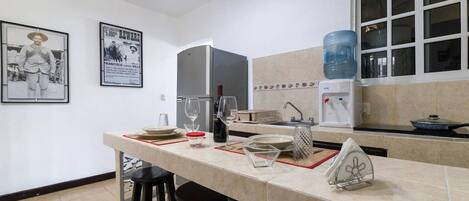 冷蔵庫、電子レンジ、コンロ、コーヒー / ティーメーカー