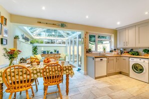 Mikrowelle, Ofen, Geschirrspüler, Toaster