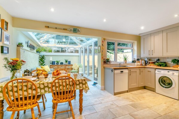 Microwave, oven, dishwasher, toaster - 2 Bed in Appledore (oc-drum) (Appledore)