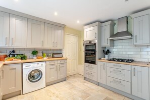 Mikrowelle, Ofen, Geschirrspüler, Toaster