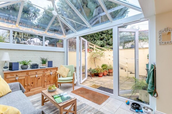 TV, fireplace - 2 Bed in Appledore (oc-drum) (Appledore)