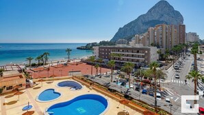 A coastal hotel with a pool area, a view of the sea, and a mountain in the background. - Zafiro 35B - Grupo Turis - Calpe, Costa Blanca (Calpe)