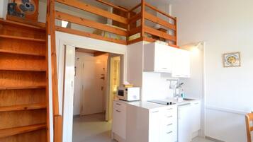 Kühlschrank, Mikrowelle, Wasserkocher mit Kaffee-/Teezubehör, Toaster