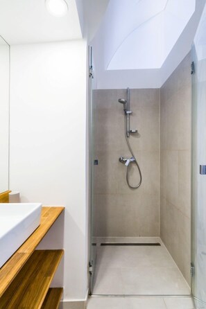 Regadera, secadora de cabello, bidet 