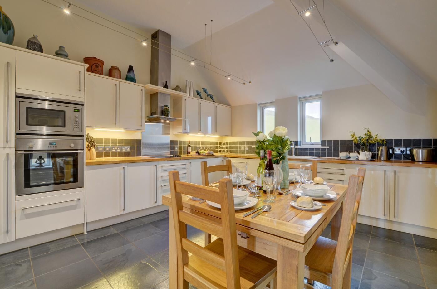 Mikroaaltouuni, uuni, astianpesukone, syöttötuoli