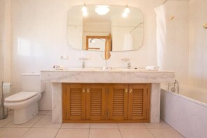 Ducha y bañera combinadas y toallas