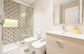Shower, hair dryer, towels, soap - Santa Ana Plaza (Madrid)
