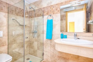 Douche, sĂšche-cheveux, serviettes fournies, papier toilette