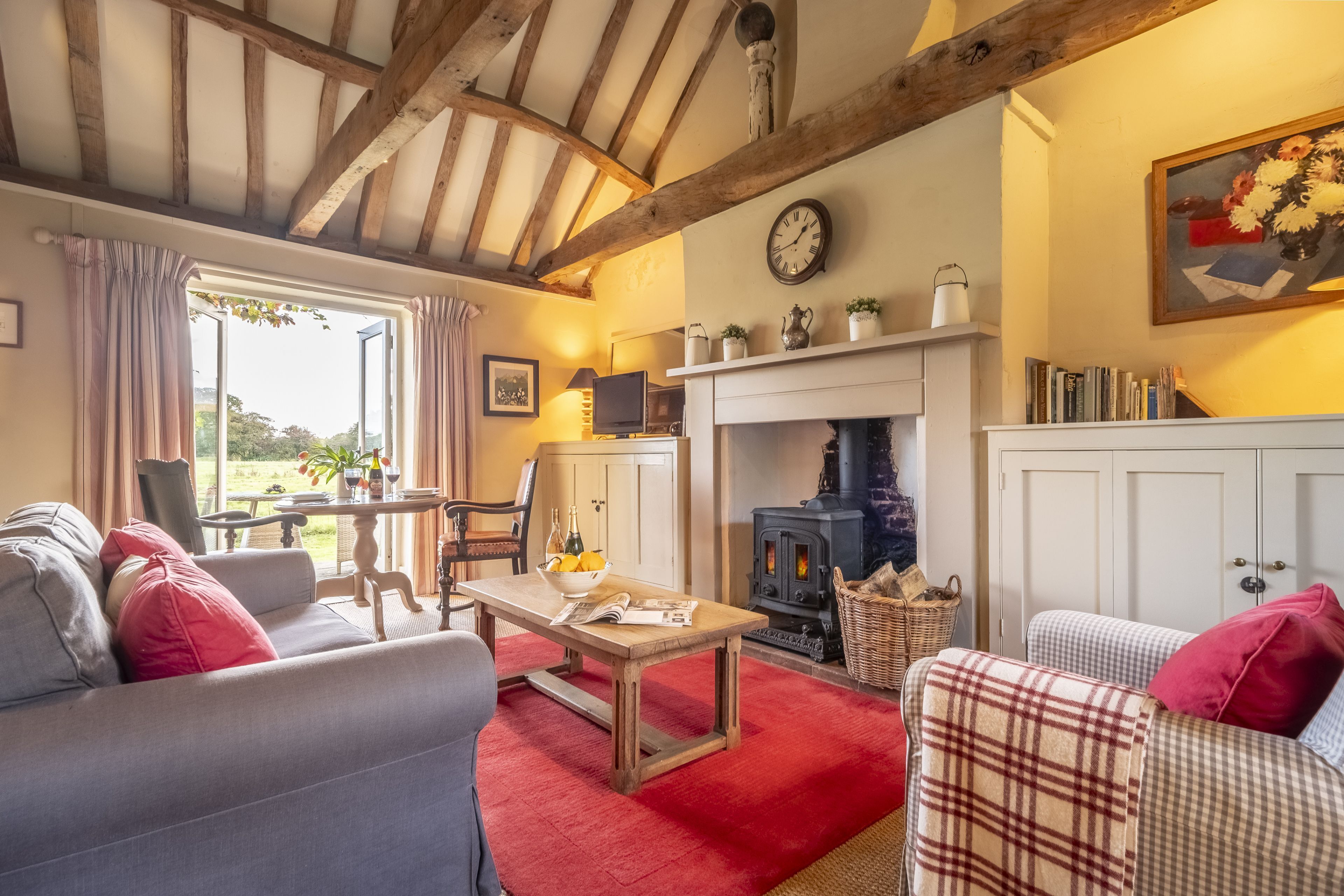 Una sala de estar acogedora con chimenea, una mesa de comedor y asientos cómodos.