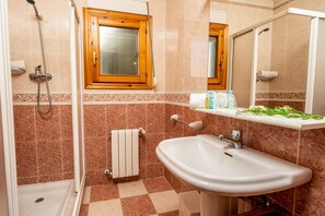 Combined shower/bathtub, towels