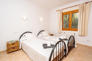 3 bedrooms, iron/ironing board, WiFi, bed sheets