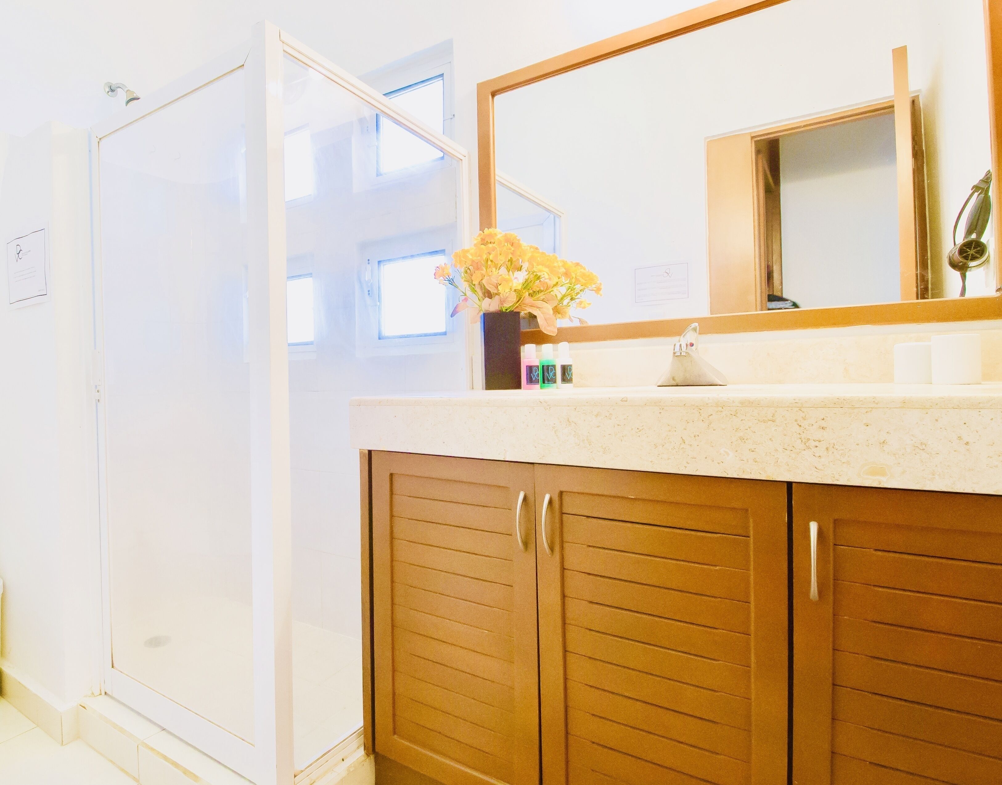 Combined shower/bathtub, towels