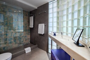 Een douche, een haardroger, een bidet, handdoeken