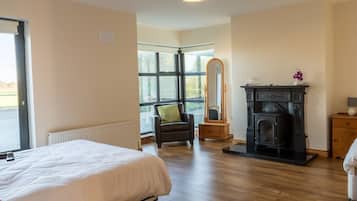 5 bedrooms, iron/ironing board, Internet