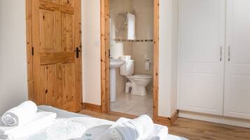 5 bedrooms, iron/ironing board, Internet