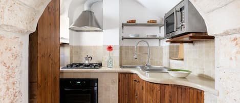 Kühlschrank, Mikrowelle, Ofen, Kochgeschirr/Geschirr/Besteck