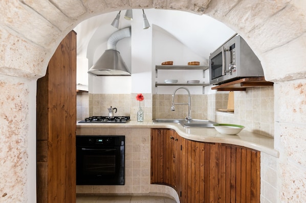 Fridge, microwave, oven, cookware/dishes/utensils
