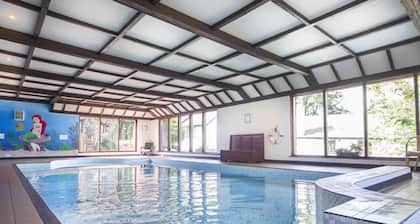 Spacieux chalet de 3 chambres, piscine intérieure et sauna, jardin d'hiver