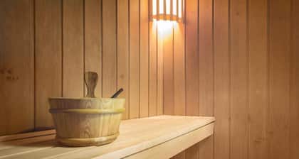 Spacious 3 bedroom country cottage, indoor pool & sauna, conservatory