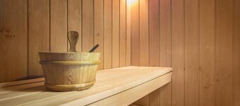 Spacious 3 bedroom country cottage, indoor pool & sauna, conservatory