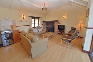 Taulutelevisio, pöytätennispöytä, kirjoja