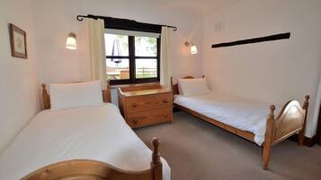 3 bedrooms, iron/ironing board, free internet, bed sheets