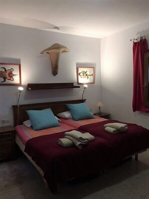 2 bedrooms, in-room safe, desk, iron/ironing board