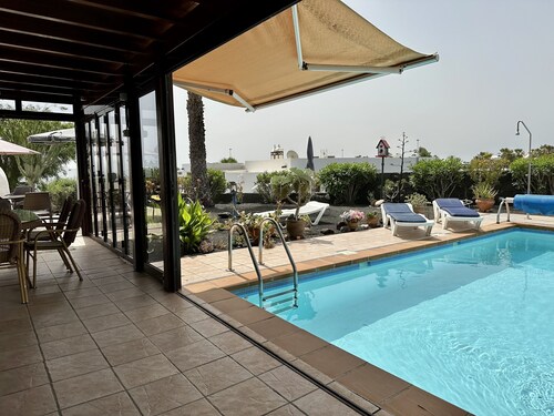 Villa mit privatem solarbeheizten Pool und wunderschönem Meerblick