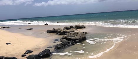 Playa en los alrededores y toallas de playa
