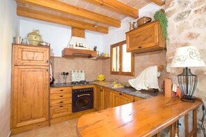 Kühlschrank, Mikrowelle, Ofen, Wasserkocher mit Kaffee-/Teezubehör