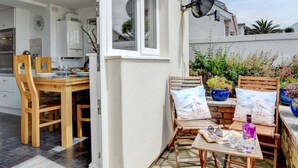 A residential property with an open-plan kitchen, dining area, and a patio with seating. - 2 Bed in Woolacombe (oc-beac4) (Woolacombe)