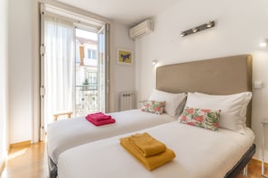 1 quarto, cofres nos quartos, ferros/tábuas de passar roupa