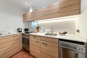 ثلاجة، ميكروويف، فرن، غسالة أطباق