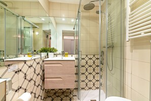 Shower, hair dryer, towels - Born - Habitat Apartments (Barcelona)