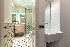 Shower, hair dryer, towels - Born - Habitat Apartments (Barcelona)