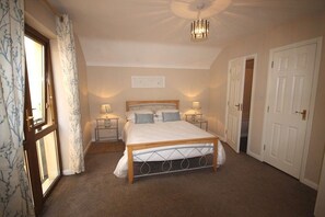 2 Schlafzimmer, Reisekinderbett, kostenloses WLAN, Bettwäsche