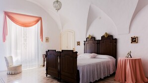 6 室のベッドルーム、デスク、アイロン / アイロン台、旅行用ベビーベッド