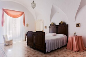 6 bedrooms, iron/ironing board, internet, bed sheets