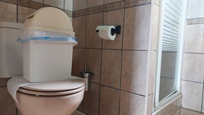 Suihku, hiustenkuivaaja, pyyhkeet