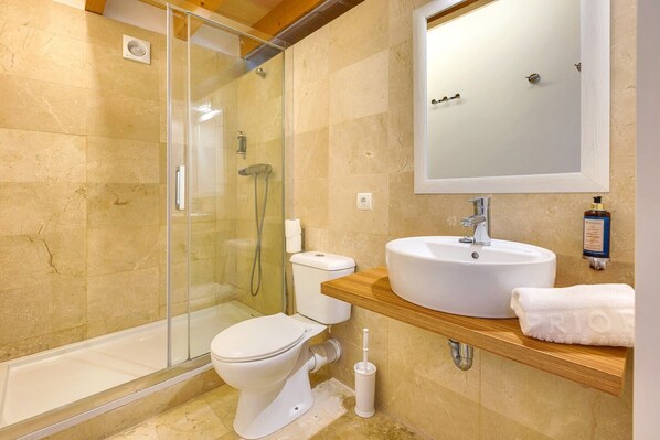 Dusche, Haartrockner, Handtücher, Toilettenpapier