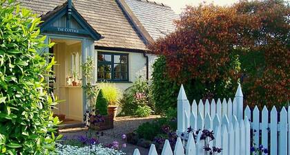 THE COTTAGE, Branxton - sleeps 2 guests in 1 bedroom