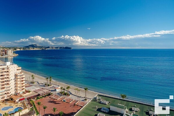 A coastal hotel with a pool, beach access, and a view of the sea. - Apolo XVI 73 - Grupo Turis - Calpe, Costa Blanca (Calpe)