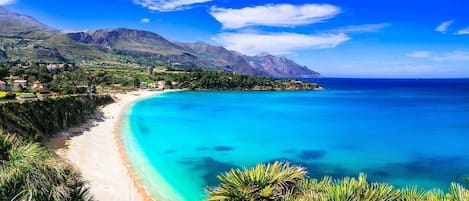 Sulla spiaggia, lettini da mare